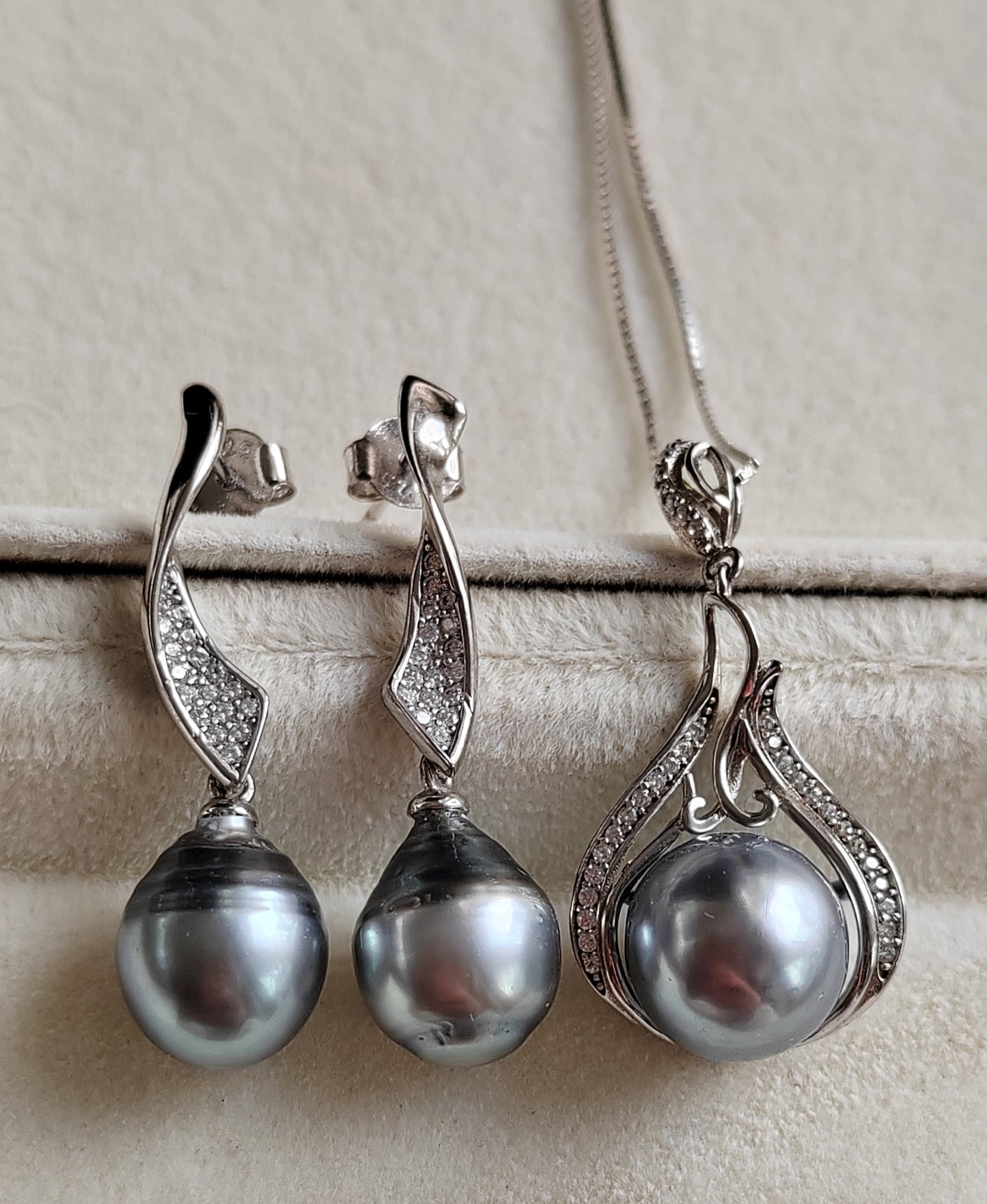 'Lily' Jewellry set Genuine tahitian sea pearl 9.4-9.9mm