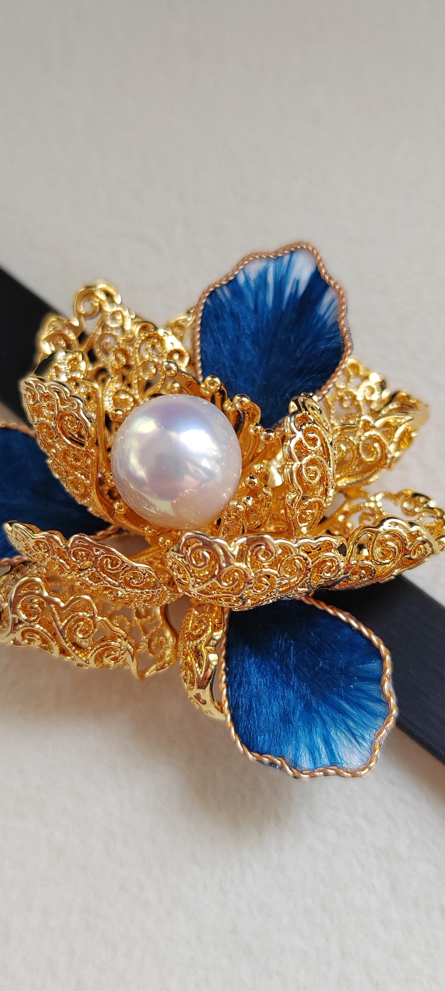 10.1mm Genuine freshwater pearl 'Peony' leather bracelet