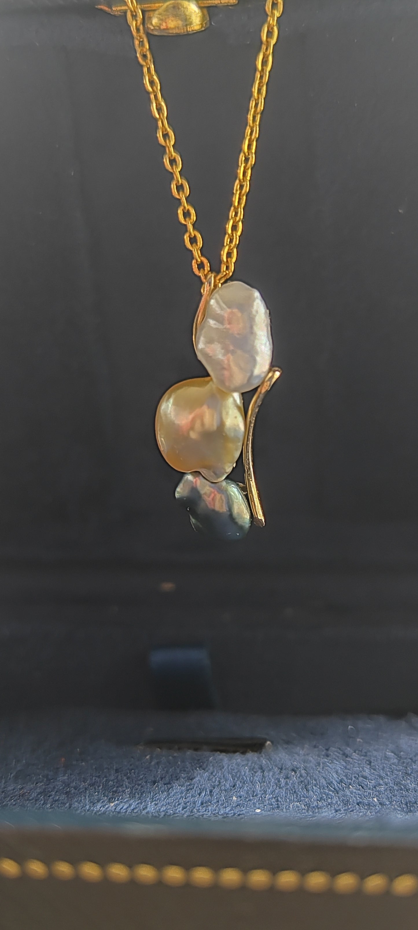 'A feather' 18k gold pendant genuine south sea & Tahitian Keshi pearls 'Wild'