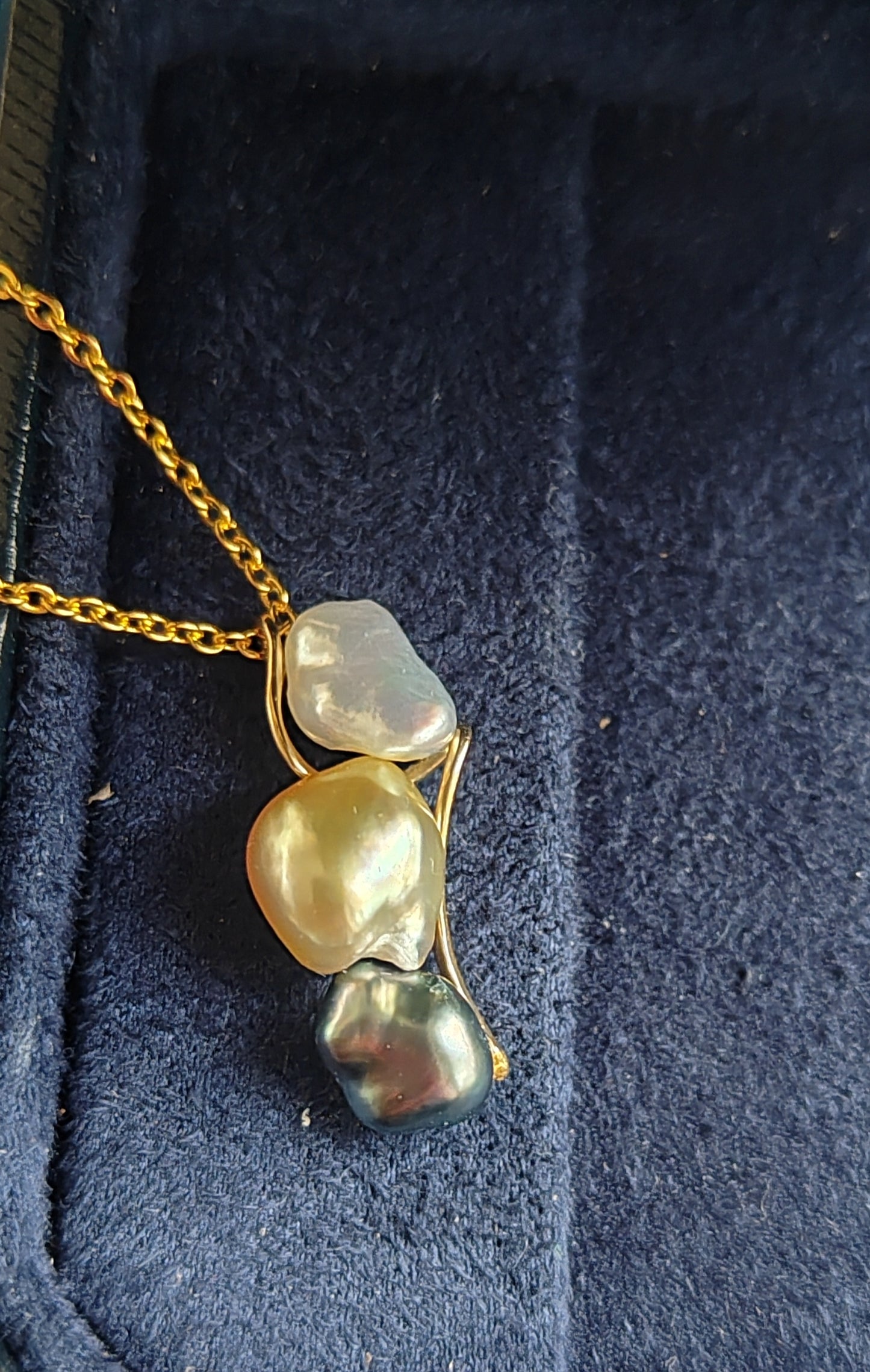'A feather' 18k gold pendant genuine south sea & Tahitian Keshi pearls 'Wild'