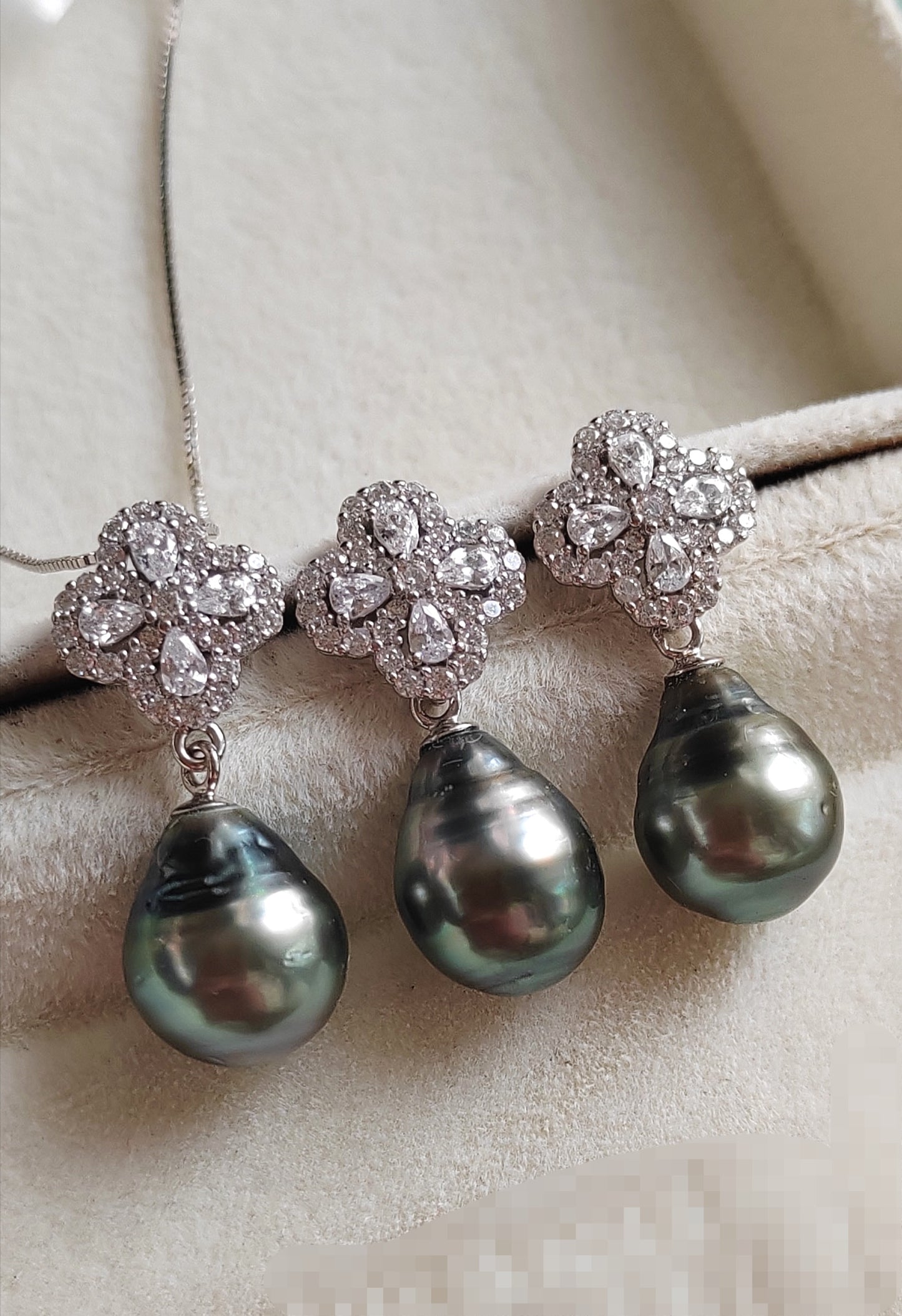 'Silver Clovers' Jewellry set Genuine tahitian sea pearls 9.6-9.9mm