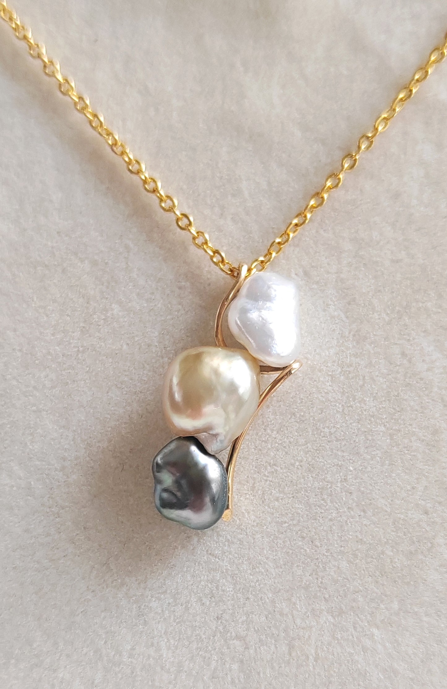 'A feather' 18k gold pendant genuine south sea & Tahitian Keshi pearls 'Wild'