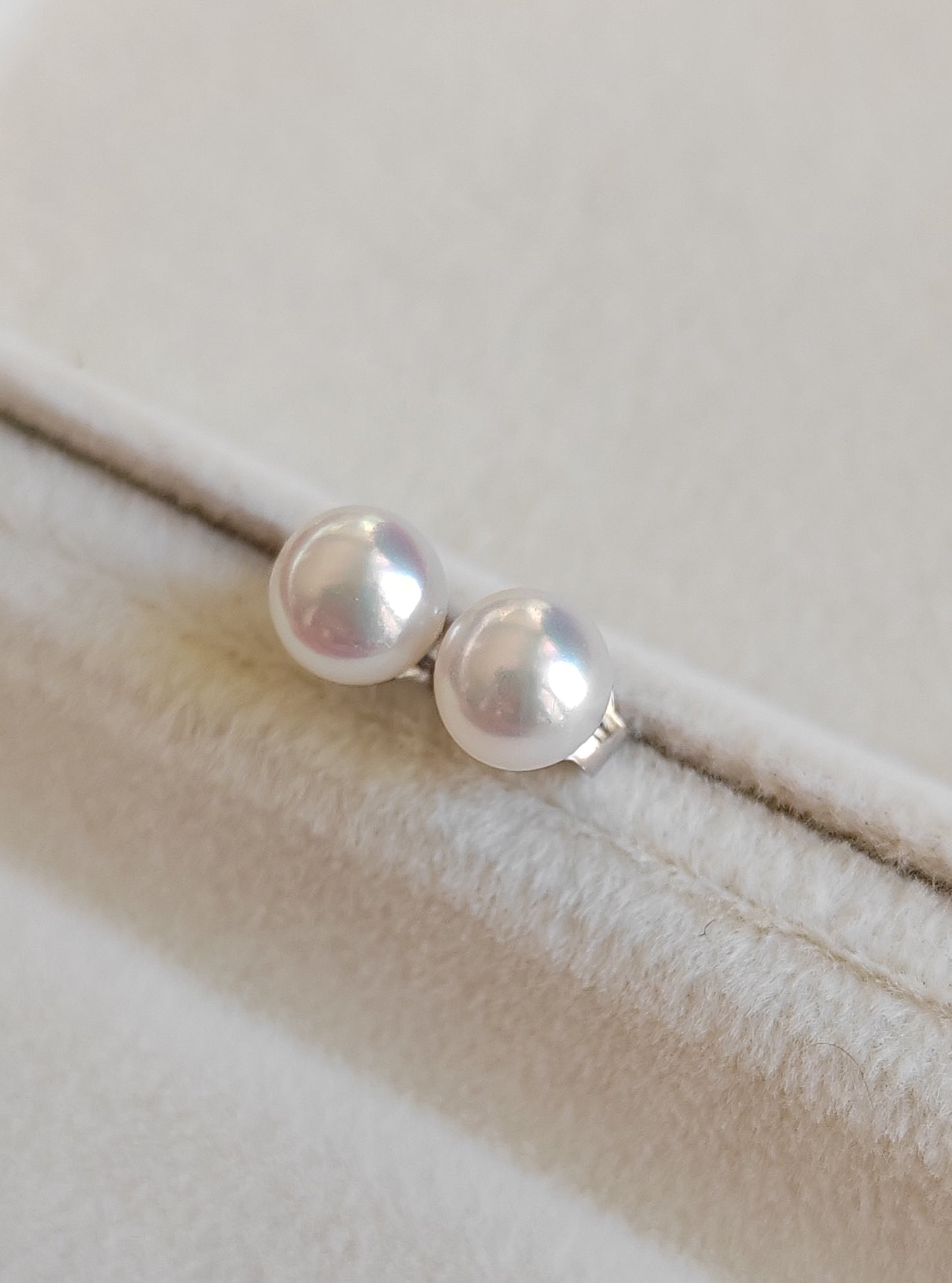 5.5-6mm Genuine freshwater pearls Essential earrings studs